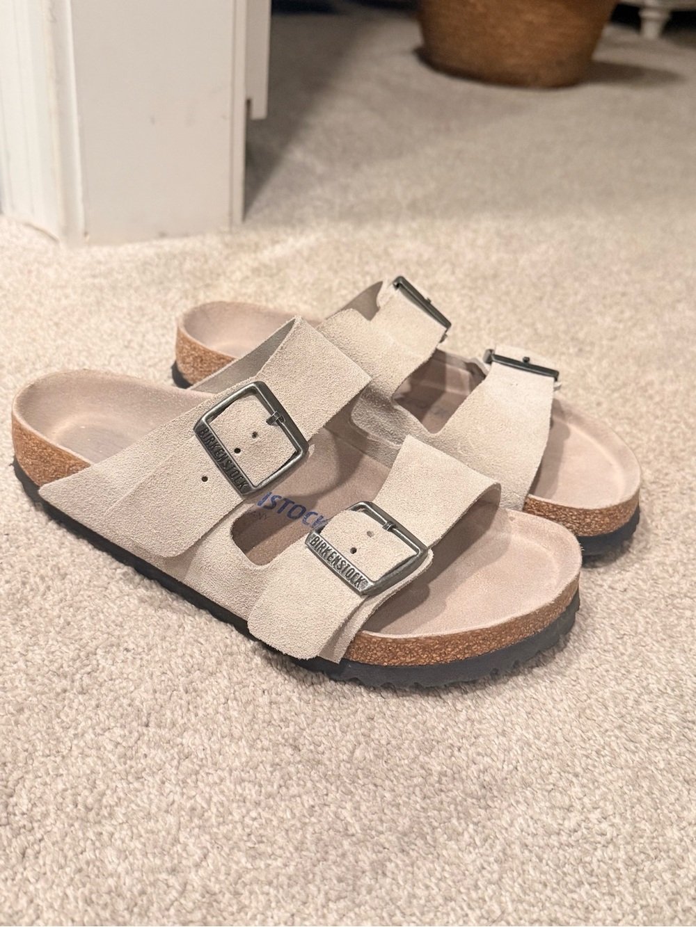 βοΈπ Women's Birkenstock Arizona Soft Footbed Sandal β Oyster Tonal Suede - Picture 8 of 16